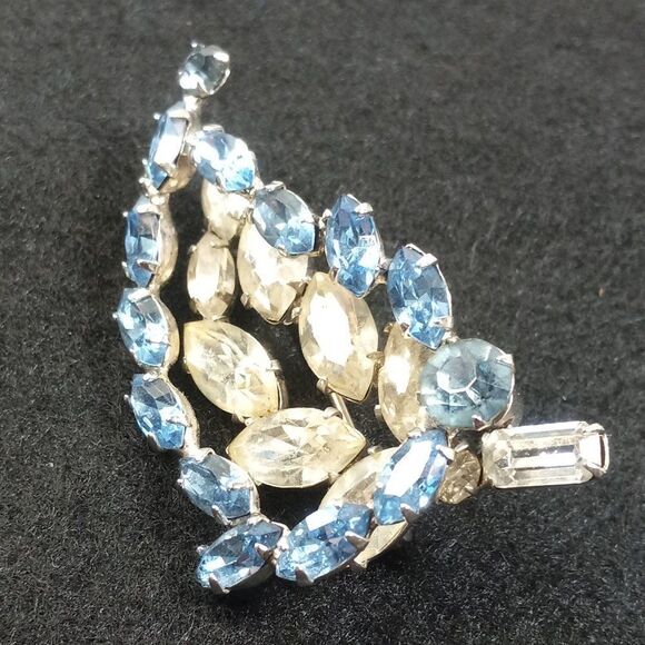 Vintage Light Blue/Clear Rhinestones Leaf Brooch Cottagecore Grandmacore Chic - Picture 1 of 5